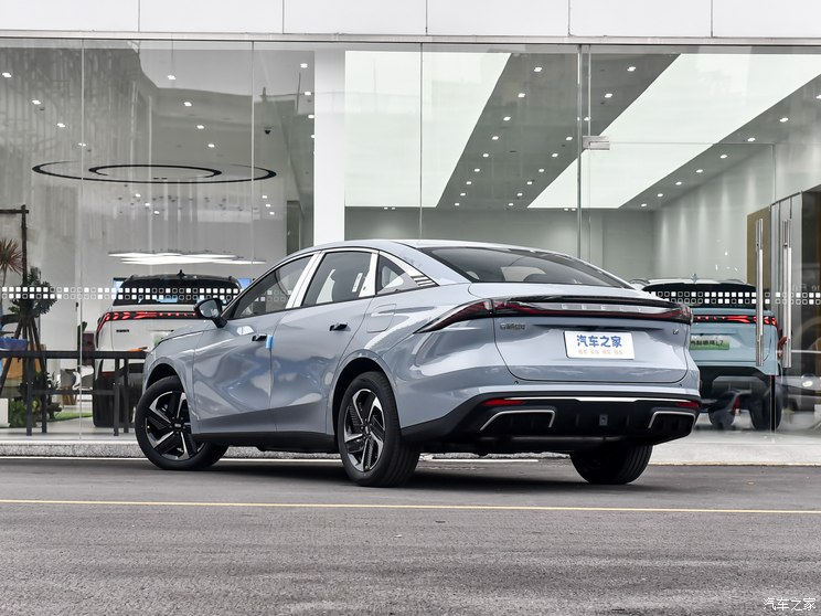 吉利汽车 银河L6 2024款 60km PLUS 龙腾版 吉利汽车 银河L6 2024款 60km PLUS 龙腾版