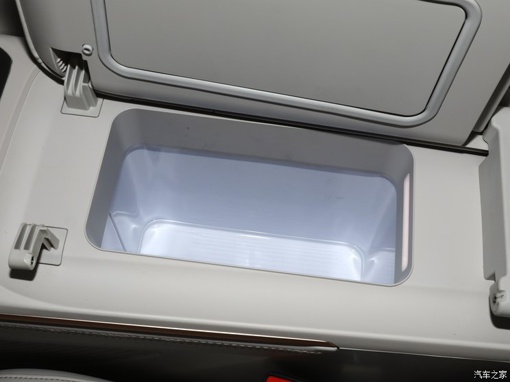 合众汽车 哪吒L 2024款 增程基本型 合众汽车 哪吒L 2024款 增程基本型